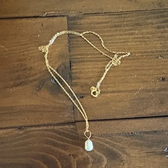 Elegant Gold Pearl Necklace - Picture 3 of 5